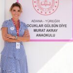 Gülben Ergen Instagram - Nasıl mutluyum ve nasıl içim yanıyor… Kaybettiği evladının adına okul açan bir #anne. Kaybettiği ağabeyi için okul açan bir kız kardeş. Depremin ilk günlerinden beri iletişimdeyiz. Acımız ortak, ama artık sevincimiz de ortak. Akray Ailenisin tüm ferdlerine #okulöncesi eğitime verdikleri katkıdan dolayı teşekkür ediyorum. Adana’nın canım kadınlarına, boynumda kokusu kalan tüm çocuklara teşekkür ederim. 47.Anaokulumuzu #Adana Yüreğir’de açtık. @cocuklargulsundiye @tcmeb @elvanoktar @adanavaliligi @adanabld