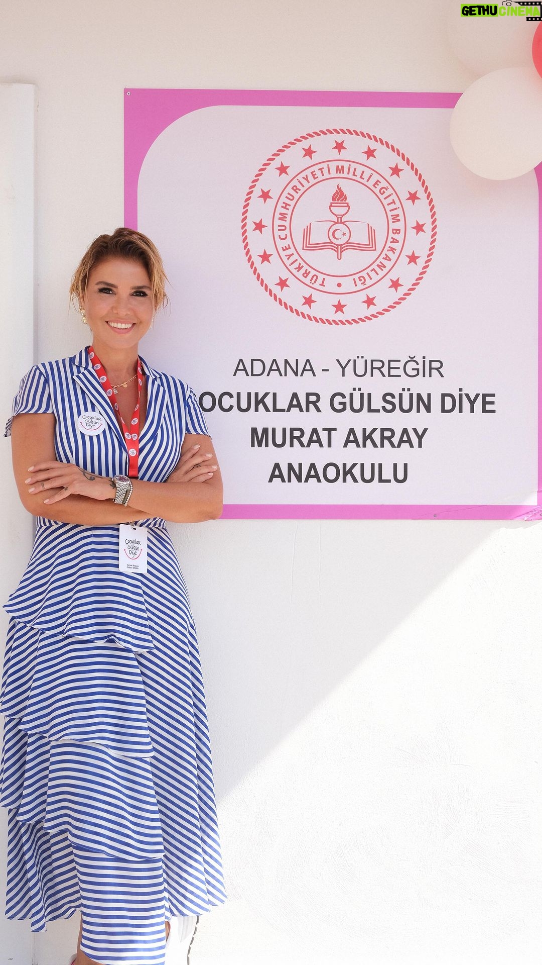 Gülben Ergen Instagram - Nasıl mutluyum ve nasıl içim yanıyor… Kaybettiği evladının adına okul açan bir #anne. Kaybettiği ağabeyi için okul açan bir kız kardeş. Depremin ilk günlerinden beri iletişimdeyiz. Acımız ortak, ama artık sevincimiz de ortak. Akray Ailenisin tüm ferdlerine #okulöncesi eğitime verdikleri katkıdan dolayı teşekkür ediyorum. Adana’nın canım kadınlarına, boynumda kokusu kalan tüm çocuklara teşekkür ederim. 47.Anaokulumuzu #Adana Yüreğir’de açtık. @cocuklargulsundiye @tcmeb @elvanoktar @adanavaliligi @adanabld