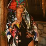Gülben Ergen Instagram – Hey☀️

“Gördün deli dön geri” sözünü bilir misin? 

Pek severim🔴🔵🟢🟡🟣