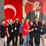 Gülben Ergen Instagram - 49.Anaokulumuz’u Hatay’da açtık. Hüzün, gurur,sevinç,umut hepsini birlikte yaşadık. Üniversiteye hazırlanan büyük oğlum Atlas’ın yanımdaki varlığının bana yaşattığı gurur… Can parçası Taha’mızın hüzünlü ailesine bir nebze mutluluk verebilmenin buruk telaşı. Hatay’da devam eden #İskenderun ve #Samandağ inşaatlarımızın sorumluluğu. Hatay Valimiz @hatayvaliligi Mustafa Masatlı🇹🇷 #Kırıkhan Belediye Başkanımız @ayhanyavuz_bld 🇹🇷 @kirikhanbelediyesi Hatay Belediye Başkanımız 🇹🇷@lutfusavas Can kızımız, haberin gerçeği @fullyaozturk Gururumuz dünya rekoru sahibi sporcumuz @sahikaercumen Hatay bizim şahsi meselemiz diyen tüm yol arkadaşlarım♥️ İyi ki varsınız