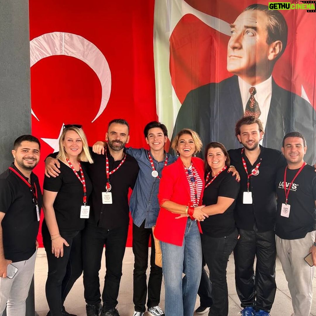Gülben Ergen Instagram - 49.Anaokulumuz’u Hatay’da açtık. Hüzün, gurur,sevinç,umut hepsini birlikte yaşadık. Üniversiteye hazırlanan büyük oğlum Atlas’ın yanımdaki varlığının bana yaşattığı gurur… Can parçası Taha’mızın hüzünlü ailesine bir nebze mutluluk verebilmenin buruk telaşı. Hatay’da devam eden #İskenderun ve #Samandağ inşaatlarımızın sorumluluğu. Hatay Valimiz @hatayvaliligi Mustafa Masatlı🇹🇷 #Kırıkhan Belediye Başkanımız @ayhanyavuz_bld 🇹🇷 @kirikhanbelediyesi Hatay Belediye Başkanımız 🇹🇷@lutfusavas Can kızımız, haberin gerçeği @fullyaozturk Gururumuz dünya rekoru sahibi sporcumuz @sahikaercumen Hatay bizim şahsi meselemiz diyen tüm yol arkadaşlarım♥️ İyi ki varsınız
