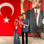 Gülben Ergen Instagram - 49.Anaokulumuz’u Hatay’da açtık. Hüzün, gurur,sevinç,umut hepsini birlikte yaşadık. Üniversiteye hazırlanan büyük oğlum Atlas’ın yanımdaki varlığının bana yaşattığı gurur… Can parçası Taha’mızın hüzünlü ailesine bir nebze mutluluk verebilmenin buruk telaşı. Hatay’da devam eden #İskenderun ve #Samandağ inşaatlarımızın sorumluluğu. Hatay Valimiz @hatayvaliligi Mustafa Masatlı🇹🇷 #Kırıkhan Belediye Başkanımız @ayhanyavuz_bld 🇹🇷 @kirikhanbelediyesi Hatay Belediye Başkanımız 🇹🇷@lutfusavas Can kızımız, haberin gerçeği @fullyaozturk Gururumuz dünya rekoru sahibi sporcumuz @sahikaercumen Hatay bizim şahsi meselemiz diyen tüm yol arkadaşlarım♥️ İyi ki varsınız