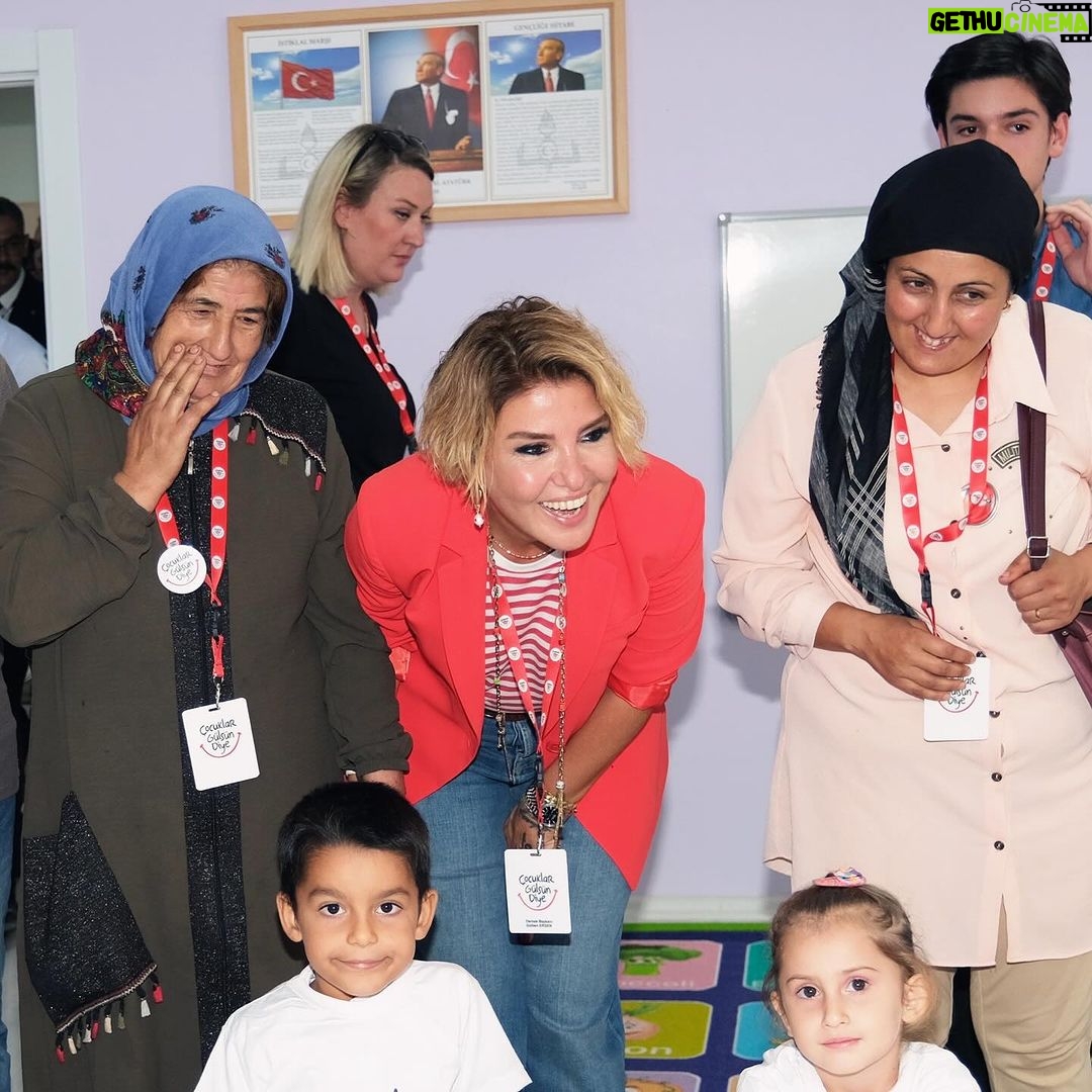 Gülben Ergen Instagram - 49.Anaokulumuz’u Hatay’da açtık. Hüzün, gurur,sevinç,umut hepsini birlikte yaşadık. Üniversiteye hazırlanan büyük oğlum Atlas’ın yanımdaki varlığının bana yaşattığı gurur… Can parçası Taha’mızın hüzünlü ailesine bir nebze mutluluk verebilmenin buruk telaşı. Hatay’da devam eden #İskenderun ve #Samandağ inşaatlarımızın sorumluluğu. Hatay Valimiz @hatayvaliligi Mustafa Masatlı🇹🇷 #Kırıkhan Belediye Başkanımız @ayhanyavuz_bld 🇹🇷 @kirikhanbelediyesi Hatay Belediye Başkanımız 🇹🇷@lutfusavas Can kızımız, haberin gerçeği @fullyaozturk Gururumuz dünya rekoru sahibi sporcumuz @sahikaercumen Hatay bizim şahsi meselemiz diyen tüm yol arkadaşlarım♥️ İyi ki varsınız