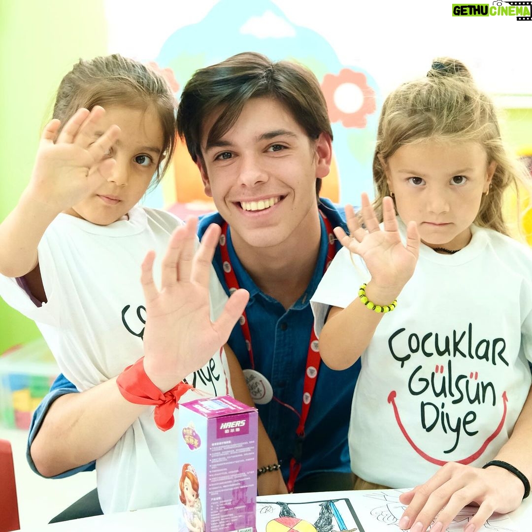 Gülben Ergen Instagram - 49.Anaokulumuz’u Hatay’da açtık. Hüzün, gurur,sevinç,umut hepsini birlikte yaşadık. Üniversiteye hazırlanan büyük oğlum Atlas’ın yanımdaki varlığının bana yaşattığı gurur… Can parçası Taha’mızın hüzünlü ailesine bir nebze mutluluk verebilmenin buruk telaşı. Hatay’da devam eden #İskenderun ve #Samandağ inşaatlarımızın sorumluluğu. Hatay Valimiz @hatayvaliligi Mustafa Masatlı🇹🇷 #Kırıkhan Belediye Başkanımız @ayhanyavuz_bld 🇹🇷 @kirikhanbelediyesi Hatay Belediye Başkanımız 🇹🇷@lutfusavas Can kızımız, haberin gerçeği @fullyaozturk Gururumuz dünya rekoru sahibi sporcumuz @sahikaercumen Hatay bizim şahsi meselemiz diyen tüm yol arkadaşlarım♥️ İyi ki varsınız