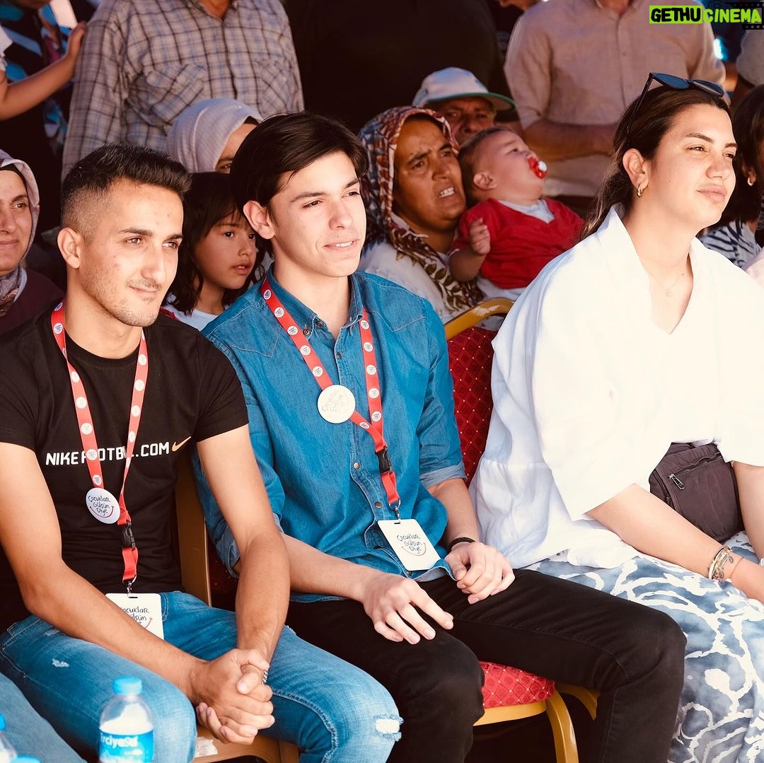 Gülben Ergen Instagram - 49.Anaokulumuz’u Hatay’da açtık. Hüzün, gurur,sevinç,umut hepsini birlikte yaşadık. Üniversiteye hazırlanan büyük oğlum Atlas’ın yanımdaki varlığının bana yaşattığı gurur… Can parçası Taha’mızın hüzünlü ailesine bir nebze mutluluk verebilmenin buruk telaşı. Hatay’da devam eden #İskenderun ve #Samandağ inşaatlarımızın sorumluluğu. Hatay Valimiz @hatayvaliligi Mustafa Masatlı🇹🇷 #Kırıkhan Belediye Başkanımız @ayhanyavuz_bld 🇹🇷 @kirikhanbelediyesi Hatay Belediye Başkanımız 🇹🇷@lutfusavas Can kızımız, haberin gerçeği @fullyaozturk Gururumuz dünya rekoru sahibi sporcumuz @sahikaercumen Hatay bizim şahsi meselemiz diyen tüm yol arkadaşlarım♥️ İyi ki varsınız