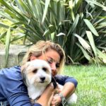 Gülben Ergen Instagram - İsimlerin ve kelimelerin hayatımızdaki etkisine çok inanırım. Barınaktan paspas ismi ile evimize gelen, hüzün ve korku yumağının ismini @goncavuslateri nın da rızası ile #gonca yapıverdik 🐾 #Gonca gibi tüm canları #satınalmasahiplen ve bağrına bas. Hele hele #petshop larda hapsolmuş, vitrin süsü olarak sunulan canların ticaretine lütfen ortak olmayın 🐾