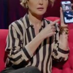 Gülben Ergen Instagram - İnsan bazen bi şey yaşar ve çok etkilenip ne yapacağını şaşırır ya… Bi filmle, bi kitapla, bi dost sözüyle, ya da bir acıyla olur bu… Bunca yaşanmışlıklarımı nasıl içselleştirip, sıradanlaştırdıysam, bu şok ve farkındalık etkisi bende @gokhanncinar in “Düş” videosu ile oldu. Kalakaldım. Bi daha, bi daha izledim. Sonra @katarsistv yayınına konuk oldum. Sonra dünyanın bir ucuna geldim bi başıma. Yolunu, dilini bilmediğim, sağlık ve sessizlik dolu bi yerdeyim @thelifeco Bu programı, bana hissettirdiklerini ve anlattıklarımı anca içselleştirdim ve kendi sayfamda yayınlıyorum. Sosyal medyanın hayatımızı fazlasıyla kapladığı son zamanlarda, insan yaşamına katkısı olan yayınları çok önemsiyorum. Teşekkürler bu derin uyanmanın kaynağı #GökhanÇınar