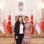 Gülben Ergen Instagram - İngilizce öğretmeni, iki çocuk annesi, araştırmacı, girişimci, çok değerli Gülden Gül Hanımefendiyi makamında ziyaret ettim. T. C. İstanbul Valiliği