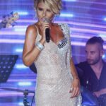 Gülben Ergen Instagram – Festival gibi sahnemiz bazen rengarenk, bazen duru, sade ama ihtişamlı🎡⭐️

@tolgacam ✨
@yurekliahmet_ 🎆
@serpilkucukelci ☀️
@busraazararsiz 💥