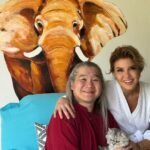 Gülben Ergen Instagram - Kendimi “ben kalkmaya çalışmaktan, düşmeyi bilmiyorum ki” derken duydum. Şimdi sadece ben varım burda. Ne zormuş benim yaşamımda bu. Ne sancılıymış buna cesaret etmek. Neden sadece kendi için bi şey yapmaz derdini içine gömen kadınlar? Neden bitmeyen iç hesaplaşmaların sonunda “mış gibi” yaşamaya ve üstün bir çaba ile kendi kırıklarımızı örtmeye çalışırız. Üzülmemiş, kırılmamış, canı yanmamış gibi… İzlediğim @gokhanncinar videoları Katıldığım @katarsistv yayını nefes aldığım 50 yılımı bastırmak yerine dönüştürebilen birisi olmamı sağlıyor. TheLifeCo Wellbeing