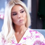 Gülben Ergen Instagram – Varlığın öyle bir sevinç ki burnumda çilekli sakızımın kokusu 🍓 
Dertlerimi sayfa sayfa sayfa savurdum…
Mümkünse gelmesin yenisi🩷

@pinarcubukcu senin sözlerini severim ben🤍
Fotoğraf @yurekliahmet_