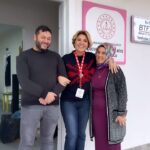 Gülben Ergen Instagram - Adıyaman’da 51.Anaokulumuzun açılışından sonra, Kahramanmaraş/Pazarcık ta açtığımız okulumuza habersiz bir sürpriz ziyareti yaptım. 19 Mayıs 2023’te @bridge2turkiye ile elele verip açmıştık depremin merkezinde, Pazarcık taki @cocuklargulsundiye anaokulumuzu. Öğretmenlerimizi, öğrencilerimizi neşeli, umut dolu görmek bana çok iyi geldi. 11 Afet Bölgesinde 11 Anaokulu sözümüzde duruyor olmak müthiş gurur verici. Yolumuz Şubat ayında Hatay/Samandağ’a #okulöncesi #kahramanmaraş #adıyaman #hatay #depremiunutmaunutturma Kahramanmaraş Pazarcık