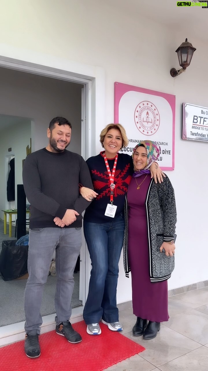 Gülben Ergen Instagram - Adıyaman’da 51.Anaokulumuzun açılışından sonra, Kahramanmaraş/Pazarcık ta açtığımız okulumuza habersiz bir sürpriz ziyareti yaptım. 19 Mayıs 2023’te @bridge2turkiye ile elele verip açmıştık depremin merkezinde, Pazarcık taki @cocuklargulsundiye anaokulumuzu. Öğretmenlerimizi, öğrencilerimizi neşeli, umut dolu görmek bana çok iyi geldi. 11 Afet Bölgesinde 11 Anaokulu sözümüzde duruyor olmak müthiş gurur verici. Yolumuz Şubat ayında Hatay/Samandağ’a #okulöncesi #kahramanmaraş #adıyaman #hatay #depremiunutmaunutturma Kahramanmaraş Pazarcık
