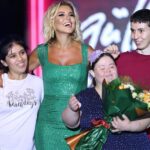 Gülben Ergen Instagram - İşimi tüm detaylarıyla ciddiye alıyor ve detaylara özen gösteriyorum. 🌠20 Ekim’de Dallas Konserimizin biletleri tükenmiş. Teşekkürler Amerika 🇺🇸 21 Ekim’de Los Angeles konserimiz var 🎫 🌠Kafanızı karıştıran, sizi yoran insanlardan uzaklaşın… Yediğiniz, içtiğiniz şeylere dikkat ettiğiniz kadar, görüştüğünüz insanlara dikkat edin… Eleyin, azaltın… Hayatınız ışık saçsın… Hayırlı cumalar, şahane bir haftasonu diliyorum hepinize.