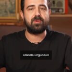 Gülben Ergen Instagram - Aslında üzgünsün. Bedenin ayakta, duyguların kırık. Gövden hayatta, ruhun kayıp. Gücü, hiç düşmemek zannediyorsun. Bir yıkılırsam, bir daha kalkamam diyorsun. Düş! Ağrıyan sırtını, sıkılmış yumruklarını, sıkışmış omuzlarını, kasılmış kollarını yerçekimine teslim et. Düş! Bu videoyu izlediğimden beri içimde çığlıklar kopuyor! Öğrendim ve anladım ki düşmek bir hak! Ve benim neredeyse hiç kullanmadığım bir hakkım! Gerçi düştüğüm yerden göz kırpan bi tipim ama, istedim ki bu bilgi çoğalsın. İzleyin Paylaşın Benim gibi iliklerinize hapsetmeyin bu yaşamsal hakkınızı. #düş @gokhanncinar #gokhanncinar