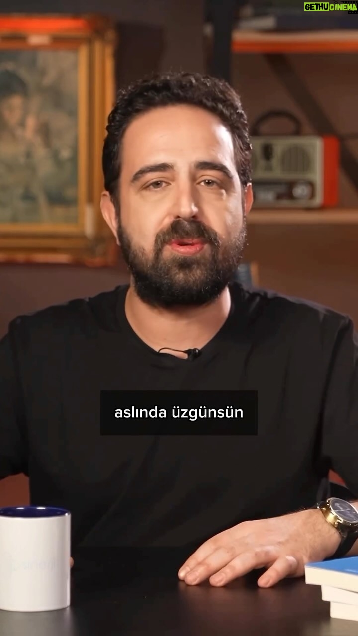 Gülben Ergen Instagram - Aslında üzgünsün. Bedenin ayakta, duyguların kırık. Gövden hayatta, ruhun kayıp. Gücü, hiç düşmemek zannediyorsun. Bir yıkılırsam, bir daha kalkamam diyorsun. Düş! Ağrıyan sırtını, sıkılmış yumruklarını, sıkışmış omuzlarını, kasılmış kollarını yerçekimine teslim et. Düş! Bu videoyu izlediğimden beri içimde çığlıklar kopuyor! Öğrendim ve anladım ki düşmek bir hak! Ve benim neredeyse hiç kullanmadığım bir hakkım! Gerçi düştüğüm yerden göz kırpan bi tipim ama, istedim ki bu bilgi çoğalsın. İzleyin Paylaşın Benim gibi iliklerinize hapsetmeyin bu yaşamsal hakkınızı. #düş @gokhanncinar #gokhanncinar