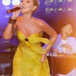 Gülben Ergen Instagram - 💛Manisa’nın Kurtuluş Konserlerinde 40 bin kişiydik dün akşam. Yıllardır şarkılarını severek okuduğum, milyonlarca dinlenmeye ulaşan #aşklaaynıdeğil #gidengünlerimoldu şarkılarımın sahibi, birlikte çok güldüğümüz ve başarılı olduğumuz can @oguzhankoctv ile sahnede birlikte olmak çok keyifliydi💛 İyi ki dostluk, iyi ki kardeşlik ve iyi ki şarkılarımız💛 @manisabsb @oguzarinmis @pollproduksiyon @yurekliahmet_ @busraazararsiz @g.led.animation @mustafa.kap @elchinle @arasozgur