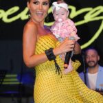 Gülben Ergen Instagram - 💛Manisa’nın Kurtuluş Konserlerinde 40 bin kişiydik dün akşam. Yıllardır şarkılarını severek okuduğum, milyonlarca dinlenmeye ulaşan #aşklaaynıdeğil #gidengünlerimoldu şarkılarımın sahibi, birlikte çok güldüğümüz ve başarılı olduğumuz can @oguzhankoctv ile sahnede birlikte olmak çok keyifliydi💛 İyi ki dostluk, iyi ki kardeşlik ve iyi ki şarkılarımız💛 @manisabsb @oguzarinmis @pollproduksiyon @yurekliahmet_ @busraazararsiz @g.led.animation @mustafa.kap @elchinle @arasozgur