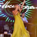 Gülben Ergen Instagram - 💛Manisa’nın Kurtuluş Konserlerinde 40 bin kişiydik dün akşam. Yıllardır şarkılarını severek okuduğum, milyonlarca dinlenmeye ulaşan #aşklaaynıdeğil #gidengünlerimoldu şarkılarımın sahibi, birlikte çok güldüğümüz ve başarılı olduğumuz can @oguzhankoctv ile sahnede birlikte olmak çok keyifliydi💛 İyi ki dostluk, iyi ki kardeşlik ve iyi ki şarkılarımız💛 @manisabsb @oguzarinmis @pollproduksiyon @yurekliahmet_ @busraazararsiz @g.led.animation @mustafa.kap @elchinle @arasozgur