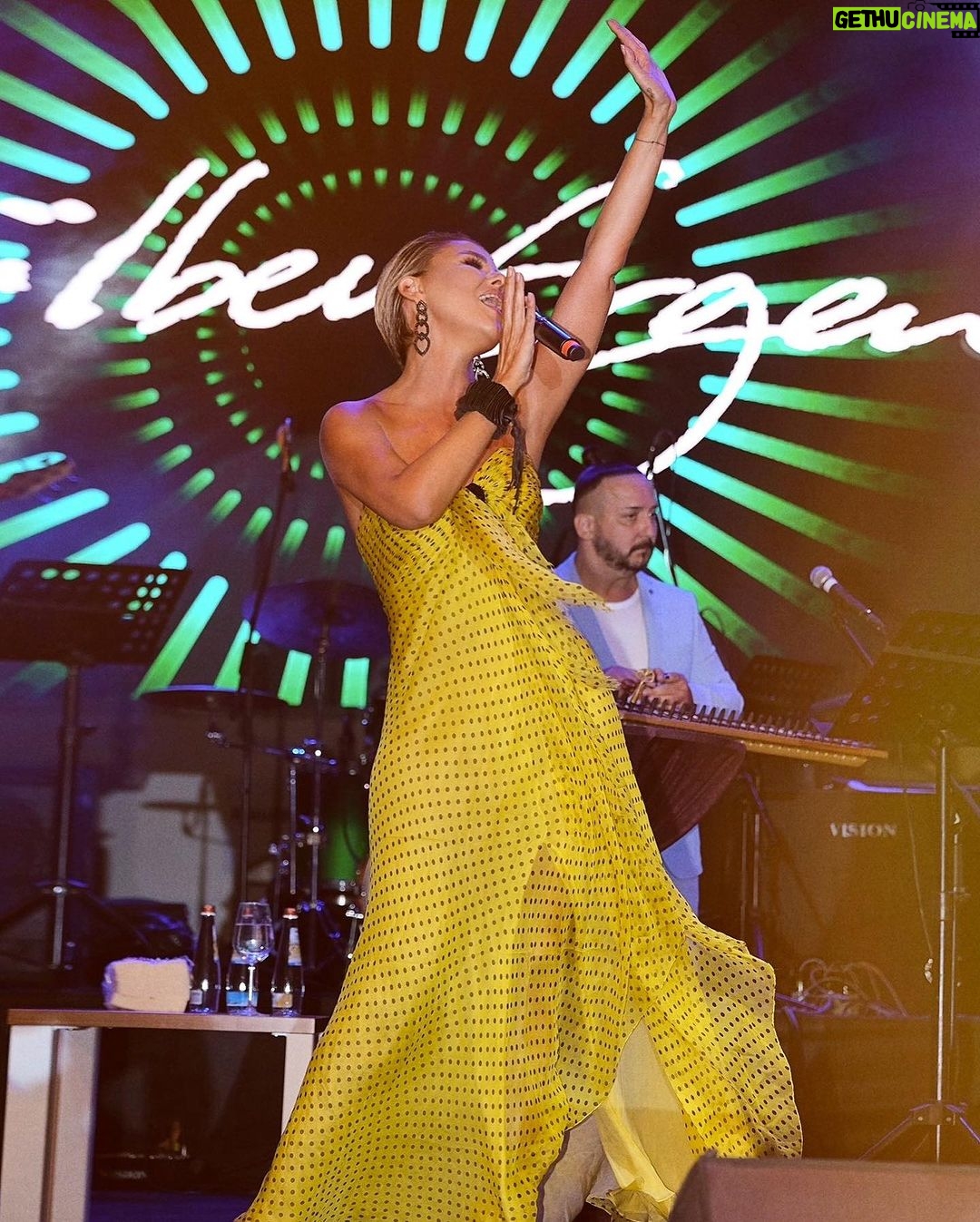 Gülben Ergen Instagram - 💛Manisa’nın Kurtuluş Konserlerinde 40 bin kişiydik dün akşam. Yıllardır şarkılarını severek okuduğum, milyonlarca dinlenmeye ulaşan #aşklaaynıdeğil #gidengünlerimoldu şarkılarımın sahibi, birlikte çok güldüğümüz ve başarılı olduğumuz can @oguzhankoctv ile sahnede birlikte olmak çok keyifliydi💛 İyi ki dostluk, iyi ki kardeşlik ve iyi ki şarkılarımız💛 @manisabsb @oguzarinmis @pollproduksiyon @yurekliahmet_ @busraazararsiz @g.led.animation @mustafa.kap @elchinle @arasozgur