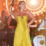 Gülben Ergen Instagram - 💛Manisa’nın Kurtuluş Konserlerinde 40 bin kişiydik dün akşam. Yıllardır şarkılarını severek okuduğum, milyonlarca dinlenmeye ulaşan #aşklaaynıdeğil #gidengünlerimoldu şarkılarımın sahibi, birlikte çok güldüğümüz ve başarılı olduğumuz can @oguzhankoctv ile sahnede birlikte olmak çok keyifliydi💛 İyi ki dostluk, iyi ki kardeşlik ve iyi ki şarkılarımız💛 @manisabsb @oguzarinmis @pollproduksiyon @yurekliahmet_ @busraazararsiz @g.led.animation @mustafa.kap @elchinle @arasozgur