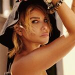Gülben Ergen Instagram - ☀️Yaz bitmeden Nihat’ın gözünden #Eylül ve #Gülben @nihatodabasiofficial 💥 @ergulokan 🖤 @esrainhouse 🖤 @busraazararsiz 🖤 Alaçatı, Çeşme