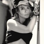 Gülben Ergen Instagram - ☀️Yaz bitmeden Nihat’ın gözünden #Eylül ve #Gülben @nihatodabasiofficial 💥 @ergulokan 🖤 @esrainhouse 🖤 @busraazararsiz 🖤 Alaçatı, Çeşme