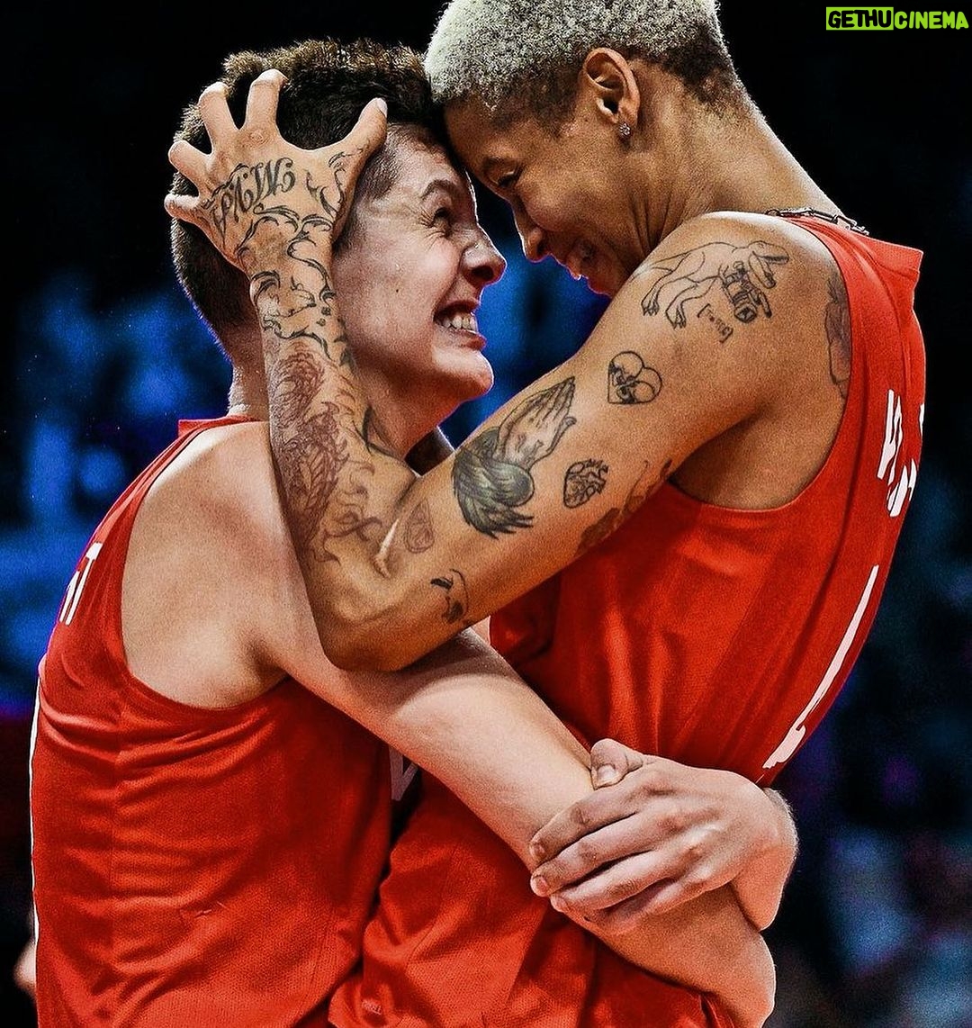 Gülben Ergen Instagram - Cumhuriyetimizin 100. yılında🙌🇹🇷🙌 Başarı sen ne büyük cevapsın 🏆 🇹🇷🏆 Tüm ülkeyi sevince boğan Atatürk’ün çalışkan kızları hepinizle gurur duyuyoruz🇹🇷 İyi ki varsınız iyi ki! #türkiyem🇹🇷 #voleybol #volleyball @fileninsultanlarivb @ebrarkarakurt18 @zehragns18 @handebaladin @ilkinaydn @simgeakoz @tvforgtr @salihasahin6 @gizemorge @abreusmelisavargas