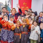 Gülben Ergen Instagram - Adıyaman Gölbaşı’nın gül yüzlü evlatları, can anneler sarıp sarmaladık birbirimizi bugün. Kelimeler yetersiz yaşadığım, hissettiğim, gördüğüm hassasiyetin, vefanın karşısında… Göğüs kafesim genişliyor mutluluktan. Yaşama sevincim, yaşama dair umutlarım çoğalıyor. Ya bana hediye edilen o tablo? Halk Eğitim Merkezi resim öğretmeni iki hocanın eseri o tablo. Ağabeyimle oğullarımı yanyana hiç görmedim ben😔 Nasıl bir ince düşünmek bu? Hayatıma imza atan bu tabloyu hiç unutmayacağım @alya_sanat_atolyesii @karakalemsiparis.02 @omgugur @esatdemirel 51.Anaokulumuzu açtık🇹🇷 52.Anaokulumuz Hatay/Samandağ da açacağız. Ne zaman mı? 6 Şubat ta #depremiunutmaunutturma
