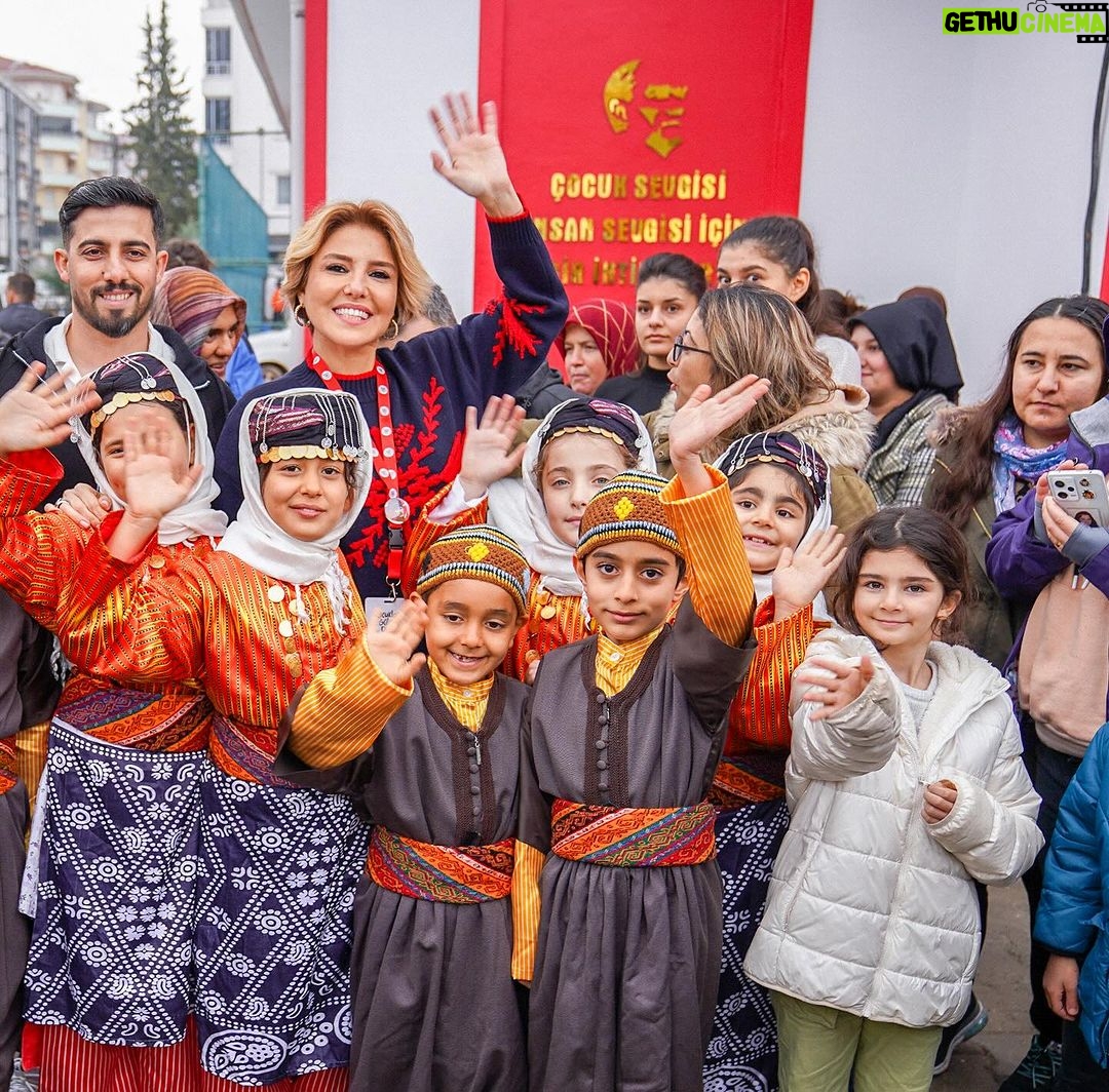 Gülben Ergen Instagram - Adıyaman Gölbaşı’nın gül yüzlü evlatları, can anneler sarıp sarmaladık birbirimizi bugün. Kelimeler yetersiz yaşadığım, hissettiğim, gördüğüm hassasiyetin, vefanın karşısında… Göğüs kafesim genişliyor mutluluktan. Yaşama sevincim, yaşama dair umutlarım çoğalıyor. Ya bana hediye edilen o tablo? Halk Eğitim Merkezi resim öğretmeni iki hocanın eseri o tablo. Ağabeyimle oğullarımı yanyana hiç görmedim ben😔 Nasıl bir ince düşünmek bu? Hayatıma imza atan bu tabloyu hiç unutmayacağım @alya_sanat_atolyesii @karakalemsiparis.02 @omgugur @esatdemirel 51.Anaokulumuzu açtık🇹🇷 52.Anaokulumuz Hatay/Samandağ da açacağız. Ne zaman mı? 6 Şubat ta #depremiunutmaunutturma