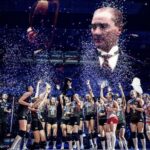 Gülben Ergen Instagram - Cumhuriyetimizin 100. yılında🙌🇹🇷🙌 Başarı sen ne büyük cevapsın 🏆 🇹🇷🏆 Tüm ülkeyi sevince boğan Atatürk’ün çalışkan kızları hepinizle gurur duyuyoruz🇹🇷 İyi ki varsınız iyi ki! #türkiyem🇹🇷 #voleybol #volleyball @fileninsultanlarivb @ebrarkarakurt18 @zehragns18 @handebaladin @ilkinaydn @simgeakoz @tvforgtr @salihasahin6 @gizemorge @abreusmelisavargas