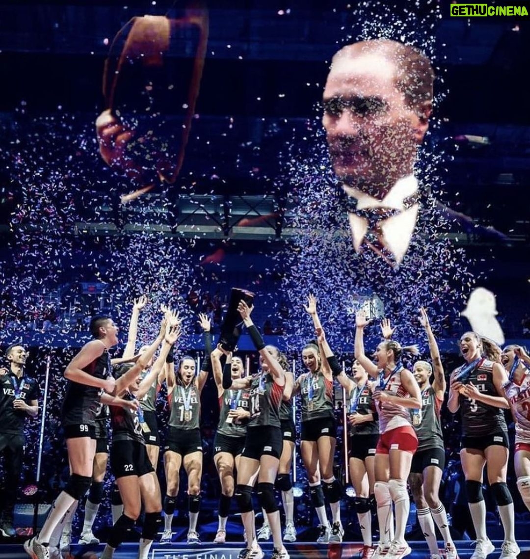 Gülben Ergen Instagram - Cumhuriyetimizin 100. yılında🙌🇹🇷🙌 Başarı sen ne büyük cevapsın 🏆 🇹🇷🏆 Tüm ülkeyi sevince boğan Atatürk’ün çalışkan kızları hepinizle gurur duyuyoruz🇹🇷 İyi ki varsınız iyi ki! #türkiyem🇹🇷 #voleybol #volleyball @fileninsultanlarivb @ebrarkarakurt18 @zehragns18 @handebaladin @ilkinaydn @simgeakoz @tvforgtr @salihasahin6 @gizemorge @abreusmelisavargas