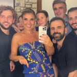 Gülben Ergen Instagram – Dün konser öncesi ve sonrası biz💙
Yepyeni yaşımın ilk konserine annemin duaları, ekibimin güler yüzü, ve seyircimin muhteşem enerjisiyle girdim🩵
Akşama konser fotoğrafları geliyor💙
#iyipazarlar Şerefe Alaçatı