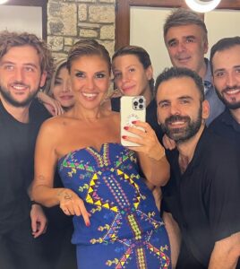Gülben Ergen Instagram - Dün konser öncesi ve sonrası biz💙 Yepyeni yaşımın ilk konserine annemin duaları, ekibimin güler yüzü, ve seyircimin muhteşem enerjisiyle girdim🩵 Akşama konser fotoğrafları geliyor💙 #iyipazarlar Şerefe Alaçatı