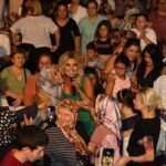 Gülben Ergen Instagram – Bodrum’dan Alaçatı’ya ✨

Alaçatı’dan Aydın’a gittim bu hafta sonu🥁
Uzun yollar, on binlerce yürek birleştiğimiz meydanlar, şarkılarımız ve 7 den 70 e muhteşem buluşmalarımız🎵

Bekle bizi Kütahya, Edirne, Kırklareli🧿
