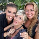 Gülben Ergen Instagram – İşini aşırı güzel yapan✌🏼
Hayatla çekişmesi olmayan👍🏼
Mutluluğundan ve başarısından emin kadınları pek severim♥️

İkisi de uzun yıllarım, değerli arladaşlarım⭐️

Şahane ev sahibi zevkli kadın @esrainhouse 
Canımın içi güzeller güzeli kadın @pinaraltug_atacan 
Bu şahane #Alaçatı günümüzün anısına 🧿

(Gözlükler Esra’nın)
(Fotoğrafı Esra çekti)
(Mekan Esra’nın)
Alaçatı=Esra✌🏼 Alacatı