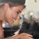 Gülben Ergen Instagram – İşini aşırı güzel yapan✌🏼
Hayatla çekişmesi olmayan👍🏼
Mutluluğundan ve başarısından emin kadınları pek severim♥️

İkisi de uzun yıllarım, değerli arladaşlarım⭐️

Şahane ev sahibi zevkli kadın @esrainhouse 
Canımın içi güzeller güzeli kadın @pinaraltug_atacan 
Bu şahane #Alaçatı günümüzün anısına 🧿

(Gözlükler Esra’nın)
(Fotoğrafı Esra çekti)
(Mekan Esra’nın)
Alaçatı=Esra✌🏼 Alacatı