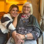 Gülben Ergen Instagram – Yüzü gibi huyu güzel annem… 

İki evlatlı yaşamına, tek kızıyla devam edebilen, yaralı annem…

76 senelik doğrularından hiç şaşmayan, prensipli, güler yüzlü yaşam çınarım annem. 

Çay saatinde yanında mutlaka bir kurabiye 🫶

Evin en tepesinde Kuran-ı Kerim 
Evin en baş köşesinde Atatürk

Elinde tesbihi, dilinde duası, sözcüklerinden bal damlayan annem.

Ahmet Özhan ve Emel Sayın seven annem… 
Hiç sosyal medyası olmayan, özü güzel, içi tertemiz pamuk annem.

#anne #annem #anneolmak