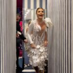 Gülben Ergen Instagram – Hani o sahnedeki zarif kuğu var ya 🦢🤣🦢

Sahneden iner inmez ilk iş ayakkabıları fırlatmak ve ikinci kostüme hazırlanmak🤣

Bizim ekip kulis yolunda pusu kurmuş kuğunun panikle odasına geçiş zamanına🫶

Buyrun aceleci #gulbenergen 🤣