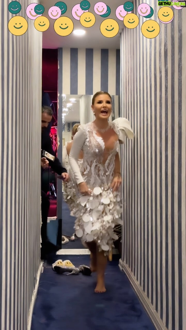 Gülben Ergen - 88.3K Likes - Hani o sahnedeki zarif kuğu var ya 🦢🤣🦢
Sahneden iner inmez ilk iş ayakkabıları fırlatmak ve ikinci kostüme hazırlanmak🤣
Bizim ekip kulis yolunda pusu kurmuş kuğunun panikle odasına geçiş zamanına🫶
Buyrun aceleci #gulbenergen 🤣