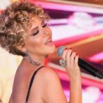 Gülben Ergen Instagram – Siz hep gülümseyen Gülben’i sevdiniz… 
Babamda ismimle yapıştırmış yüzüme gülmeyi…
Bi gülmüşüm
Bi ağlamışım
Hepimiz gibi… 

Sonra yıllar boyu hayatıma yön veren Sezen Aksu şarkıları okumuşum. 

🌟Ben seni ömürlük sevdim 
🌟Yani
🌟Küt Küt
🌟Yasa
🌟Sandık Lekesi
🌟Arka Sokaklar 
🌟Mış Gibi
🌟İnsanlık Hali
🌟Yansın Bakalım
🌟İnfilak
🌟Bu Benim Hikayem

ve şiir…

Üstüme biçilen elbise
Adıma seçilmiş hayat
İyiliğim için buyrulmuş
Çivili bir taht

#sezenaksu ❤️
#sezenaksusözleri ♾️