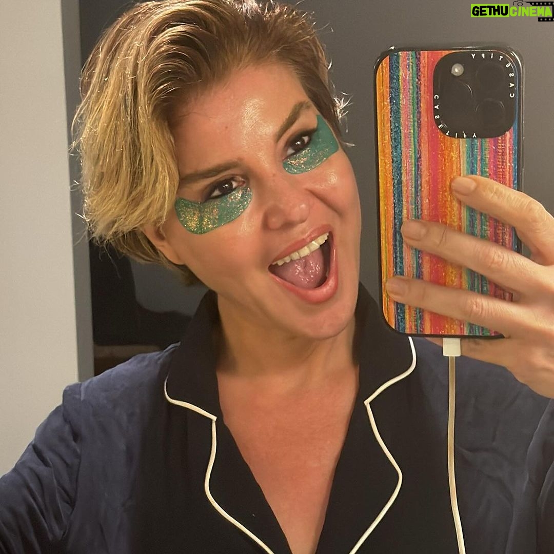 Gülben Ergen Instagram - Beslenmenin önemi hayatımızın o kadar önemli ve büyük bir dilimini kapsıyor ki… Çiğ yemek Çay kahve alışkanlığını frenlemek. Çorba ve su içmeyi çoğaltmak. Un Şeker ikilisinden uzak durmak. Phuket #TheLifeCo ailesine kendime ayırdığım bu beş gün için çok teşekkür ederim 🥒🥦🥕🥗🥥🥭🍋
