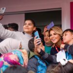 Gülben Ergen Instagram - Adıyaman Gölbaşı’nın gül yüzlü evlatları, can anneler sarıp sarmaladık birbirimizi bugün. Kelimeler yetersiz yaşadığım, hissettiğim, gördüğüm hassasiyetin, vefanın karşısında… Göğüs kafesim genişliyor mutluluktan. Yaşama sevincim, yaşama dair umutlarım çoğalıyor. Ya bana hediye edilen o tablo? Halk Eğitim Merkezi resim öğretmeni iki hocanın eseri o tablo. Ağabeyimle oğullarımı yanyana hiç görmedim ben😔 Nasıl bir ince düşünmek bu? Hayatıma imza atan bu tabloyu hiç unutmayacağım @alya_sanat_atolyesii @karakalemsiparis.02 @omgugur @esatdemirel 51.Anaokulumuzu açtık🇹🇷 52.Anaokulumuz Hatay/Samandağ da açacağız. Ne zaman mı? 6 Şubat ta #depremiunutmaunutturma
