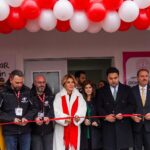 Gülben Ergen Instagram – Adıyaman Gölbaşı’nın gül yüzlü evlatları, can anneler sarıp sarmaladık birbirimizi bugün. 

Kelimeler yetersiz yaşadığım, hissettiğim, gördüğüm hassasiyetin, vefanın karşısında…

Göğüs kafesim genişliyor mutluluktan. 
Yaşama sevincim, yaşama dair umutlarım çoğalıyor. 

Ya bana hediye edilen o tablo? 
Halk Eğitim Merkezi resim öğretmeni iki hocanın eseri o tablo. 
Ağabeyimle oğullarımı yanyana hiç görmedim ben😔
Nasıl bir ince düşünmek bu? 
Hayatıma imza atan bu tabloyu hiç unutmayacağım @alya_sanat_atolyesii 
@karakalemsiparis.02 
@omgugur 
@esatdemirel 

51.Anaokulumuzu açtık🇹🇷
52.Anaokulumuz Hatay/Samandağ da açacağız. 
Ne zaman mı? 
6 Şubat ta #depremiunutmaunutturma