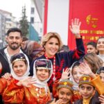 Gülben Ergen Instagram - Adıyaman Gölbaşı’nın gül yüzlü evlatları, can anneler sarıp sarmaladık birbirimizi bugün. Kelimeler yetersiz yaşadığım, hissettiğim, gördüğüm hassasiyetin, vefanın karşısında… Göğüs kafesim genişliyor mutluluktan. Yaşama sevincim, yaşama dair umutlarım çoğalıyor. Ya bana hediye edilen o tablo? Halk Eğitim Merkezi resim öğretmeni iki hocanın eseri o tablo. Ağabeyimle oğullarımı yanyana hiç görmedim ben😔 Nasıl bir ince düşünmek bu? Hayatıma imza atan bu tabloyu hiç unutmayacağım @alya_sanat_atolyesii @karakalemsiparis.02 @omgugur @esatdemirel 51.Anaokulumuzu açtık🇹🇷 52.Anaokulumuz Hatay/Samandağ da açacağız. Ne zaman mı? 6 Şubat ta #depremiunutmaunutturma