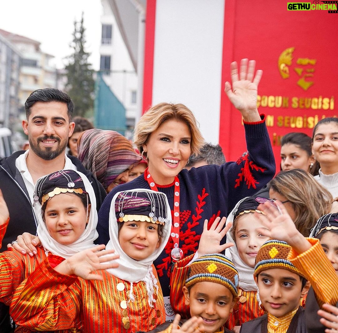 Gülben Ergen Instagram - Adıyaman Gölbaşı’nın gül yüzlü evlatları, can anneler sarıp sarmaladık birbirimizi bugün. Kelimeler yetersiz yaşadığım, hissettiğim, gördüğüm hassasiyetin, vefanın karşısında… Göğüs kafesim genişliyor mutluluktan. Yaşama sevincim, yaşama dair umutlarım çoğalıyor. Ya bana hediye edilen o tablo? Halk Eğitim Merkezi resim öğretmeni iki hocanın eseri o tablo. Ağabeyimle oğullarımı yanyana hiç görmedim ben😔 Nasıl bir ince düşünmek bu? Hayatıma imza atan bu tabloyu hiç unutmayacağım @alya_sanat_atolyesii @karakalemsiparis.02 @omgugur @esatdemirel 51.Anaokulumuzu açtık🇹🇷 52.Anaokulumuz Hatay/Samandağ da açacağız. Ne zaman mı? 6 Şubat ta #depremiunutmaunutturma