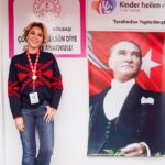 Gülben Ergen Instagram - Adıyaman Gölbaşı’nın gül yüzlü evlatları, can anneler sarıp sarmaladık birbirimizi bugün. Kelimeler yetersiz yaşadığım, hissettiğim, gördüğüm hassasiyetin, vefanın karşısında… Göğüs kafesim genişliyor mutluluktan. Yaşama sevincim, yaşama dair umutlarım çoğalıyor. Ya bana hediye edilen o tablo? Halk Eğitim Merkezi resim öğretmeni iki hocanın eseri o tablo. Ağabeyimle oğullarımı yanyana hiç görmedim ben😔 Nasıl bir ince düşünmek bu? Hayatıma imza atan bu tabloyu hiç unutmayacağım @alya_sanat_atolyesii @karakalemsiparis.02 @omgugur @esatdemirel 51.Anaokulumuzu açtık🇹🇷 52.Anaokulumuz Hatay/Samandağ da açacağız. Ne zaman mı? 6 Şubat ta #depremiunutmaunutturma