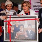 Gülben Ergen Instagram - Adıyaman Gölbaşı’nın gül yüzlü evlatları, can anneler sarıp sarmaladık birbirimizi bugün. Kelimeler yetersiz yaşadığım, hissettiğim, gördüğüm hassasiyetin, vefanın karşısında… Göğüs kafesim genişliyor mutluluktan. Yaşama sevincim, yaşama dair umutlarım çoğalıyor. Ya bana hediye edilen o tablo? Halk Eğitim Merkezi resim öğretmeni iki hocanın eseri o tablo. Ağabeyimle oğullarımı yanyana hiç görmedim ben😔 Nasıl bir ince düşünmek bu? Hayatıma imza atan bu tabloyu hiç unutmayacağım @alya_sanat_atolyesii @karakalemsiparis.02 @omgugur @esatdemirel 51.Anaokulumuzu açtık🇹🇷 52.Anaokulumuz Hatay/Samandağ da açacağız. Ne zaman mı? 6 Şubat ta #depremiunutmaunutturma