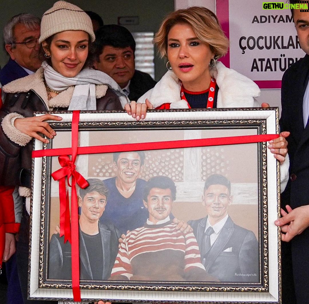 Gülben Ergen Instagram - Adıyaman Gölbaşı’nın gül yüzlü evlatları, can anneler sarıp sarmaladık birbirimizi bugün. Kelimeler yetersiz yaşadığım, hissettiğim, gördüğüm hassasiyetin, vefanın karşısında… Göğüs kafesim genişliyor mutluluktan. Yaşama sevincim, yaşama dair umutlarım çoğalıyor. Ya bana hediye edilen o tablo? Halk Eğitim Merkezi resim öğretmeni iki hocanın eseri o tablo. Ağabeyimle oğullarımı yanyana hiç görmedim ben😔 Nasıl bir ince düşünmek bu? Hayatıma imza atan bu tabloyu hiç unutmayacağım @alya_sanat_atolyesii @karakalemsiparis.02 @omgugur @esatdemirel 51.Anaokulumuzu açtık🇹🇷 52.Anaokulumuz Hatay/Samandağ da açacağız. Ne zaman mı? 6 Şubat ta #depremiunutmaunutturma
