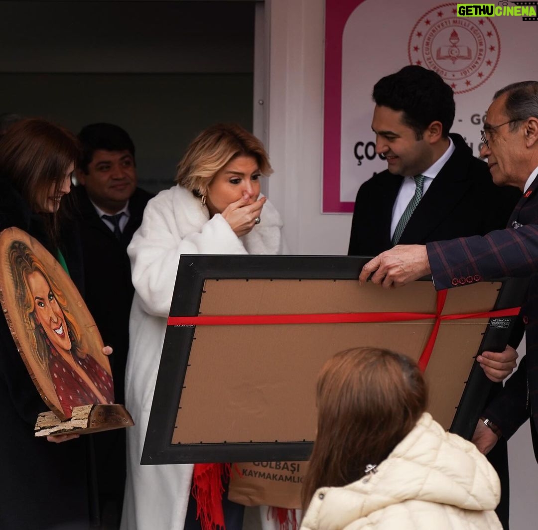 Gülben Ergen Instagram - Adıyaman Gölbaşı’nın gül yüzlü evlatları, can anneler sarıp sarmaladık birbirimizi bugün. Kelimeler yetersiz yaşadığım, hissettiğim, gördüğüm hassasiyetin, vefanın karşısında… Göğüs kafesim genişliyor mutluluktan. Yaşama sevincim, yaşama dair umutlarım çoğalıyor. Ya bana hediye edilen o tablo? Halk Eğitim Merkezi resim öğretmeni iki hocanın eseri o tablo. Ağabeyimle oğullarımı yanyana hiç görmedim ben😔 Nasıl bir ince düşünmek bu? Hayatıma imza atan bu tabloyu hiç unutmayacağım @alya_sanat_atolyesii @karakalemsiparis.02 @omgugur @esatdemirel 51.Anaokulumuzu açtık🇹🇷 52.Anaokulumuz Hatay/Samandağ da açacağız. Ne zaman mı? 6 Şubat ta #depremiunutmaunutturma